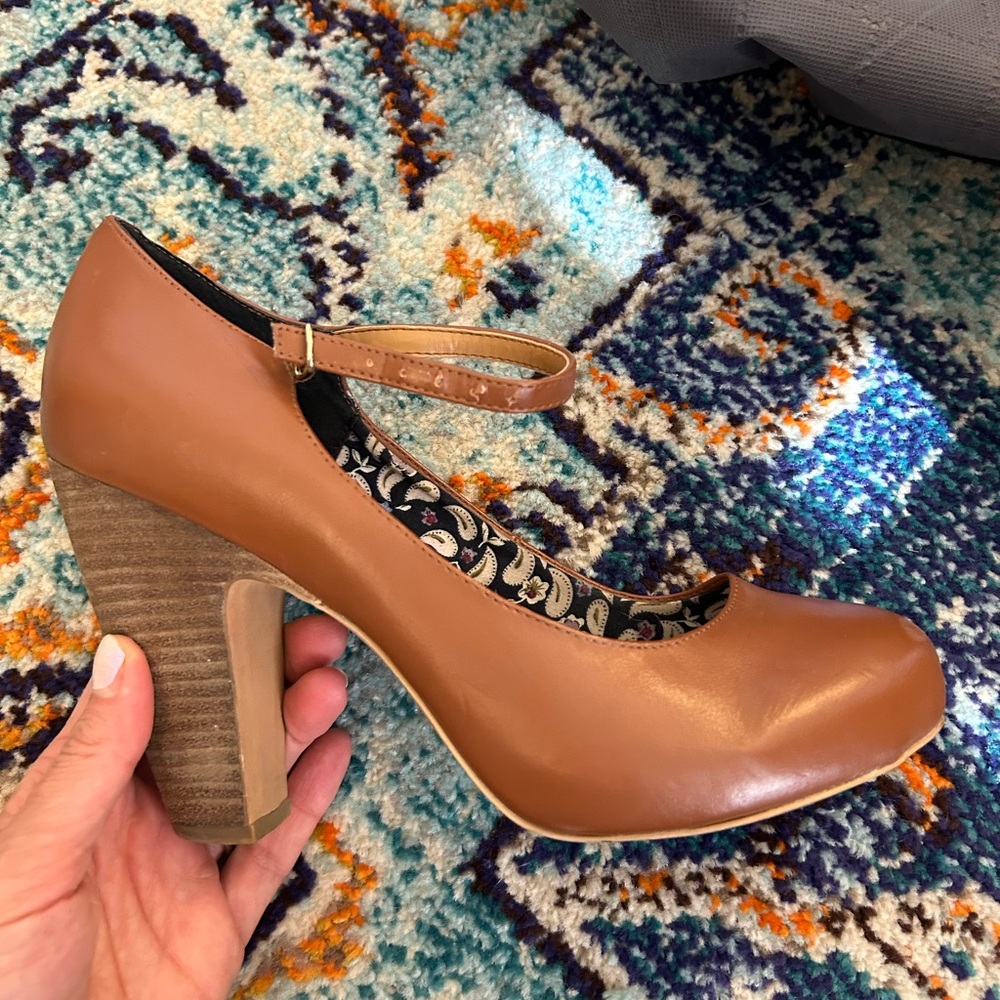 Crown vintage brown heels